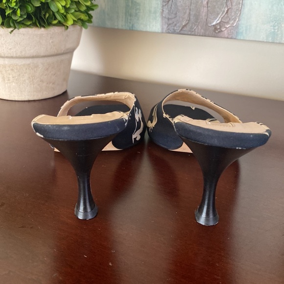 MICHAEL KORS⭐️RARE FIND⭐️NAVY BLUE & CREAM HEELED SLIDE SANDALS SIZE 9.5 🌟EUC🌟 - Picture 12 of 17